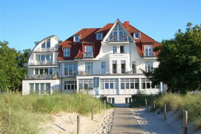Cozy apartment with balcony and view of the greenery, only a few meters to the beach - Image 1