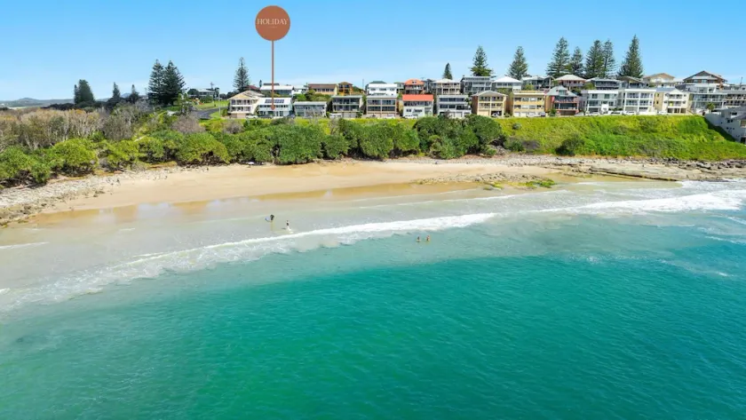 Como - Views Over Convent Beach - Holiday Yamba - Image 1