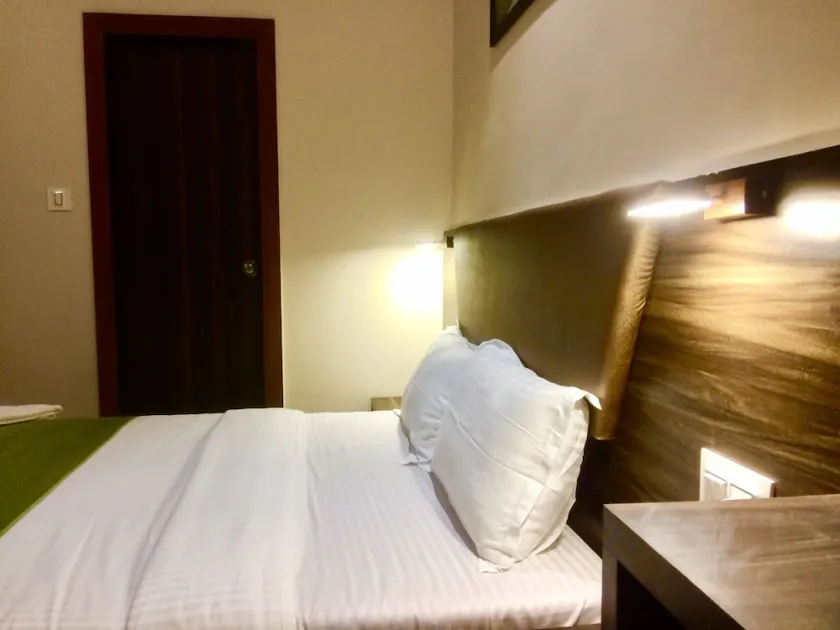 Budget Room Close to Mumbai Airport - Image 1