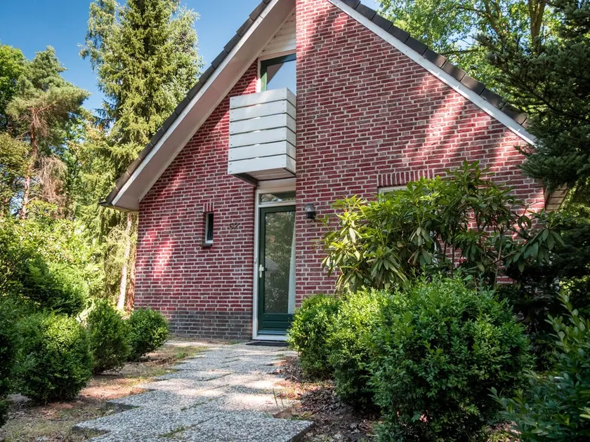 Detached luxury home with lots of privacy - Image 1