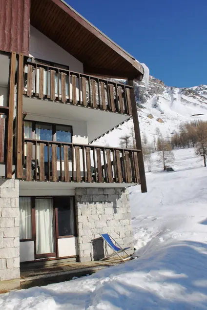 Recently refurbished s/c 2 bedroom flat to sleep up to 7 - Private WiFi included - Image 1