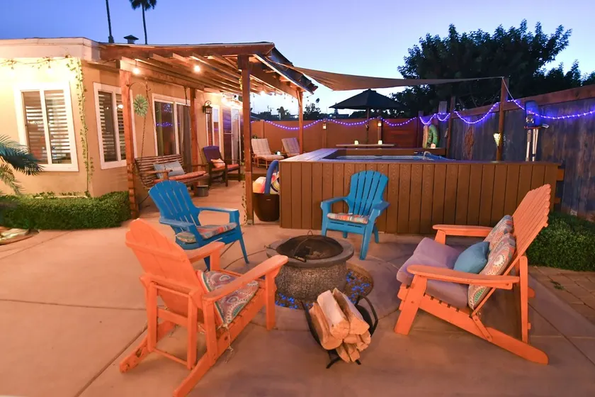 Vibrant, entertaining, & cozy spacious home with artistic flare! - Image 1