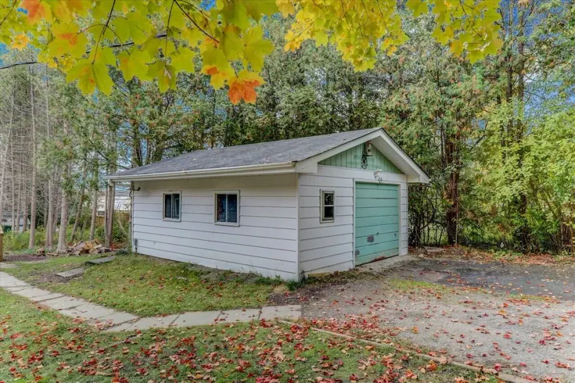 Cheerful Lakefront 3 Bedroom Cottage with Firepit - Image 1