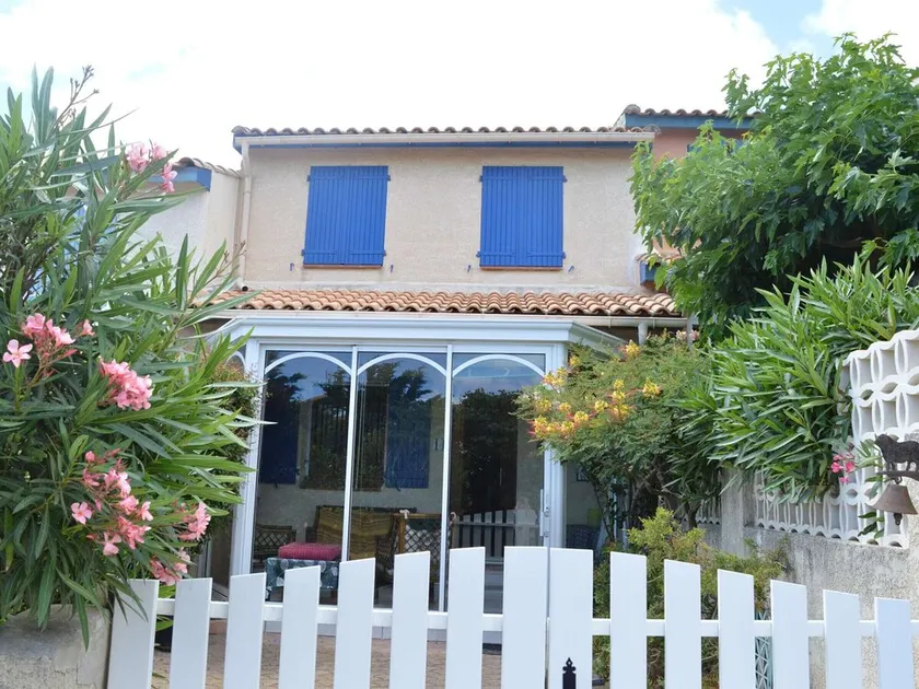 4 Bedroom Villa, Sleeps 6, 800m from Beach, Parking, Verandas, Pets Allowed - Image 1