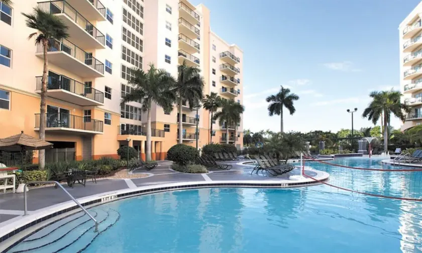 Official Wyndham Palm-Aire 2BR Suite - Sleeps 8 - Pools, Balcony & Resort Access - Image 1