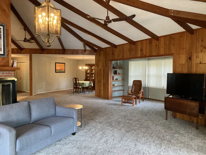 Waterfront home .5 miles from downtown Tavares and 10 minutes from Harris Chain. - Image 1
