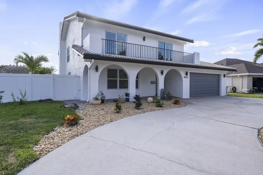 LUXURY Lake house-5 BD,  5 BA, Pool, Hot-Tub, Grill, Mini Golf and Tiki Hut - Image 1