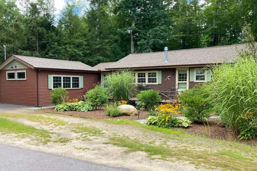 Cottage with tennis, basketball, beach access, fireplace & firepit - Image 1