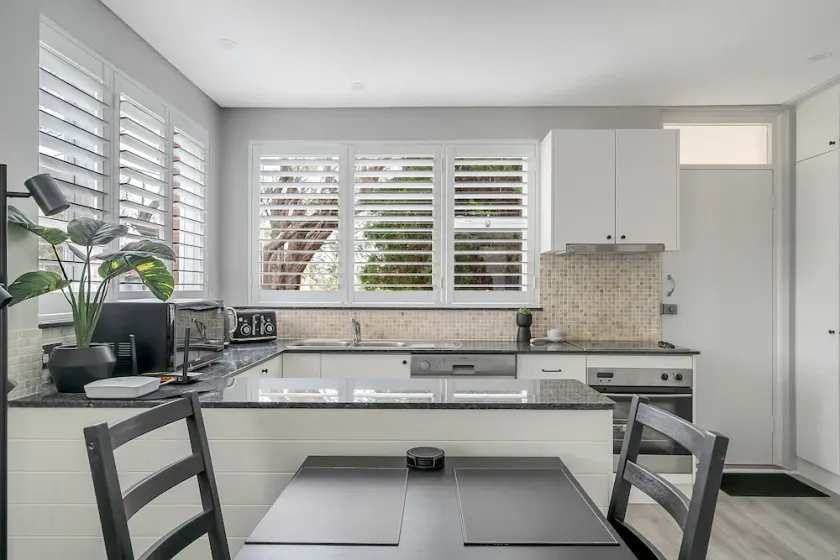 Gorgeous 1 Bedder Close to Everything You Need - Image 1