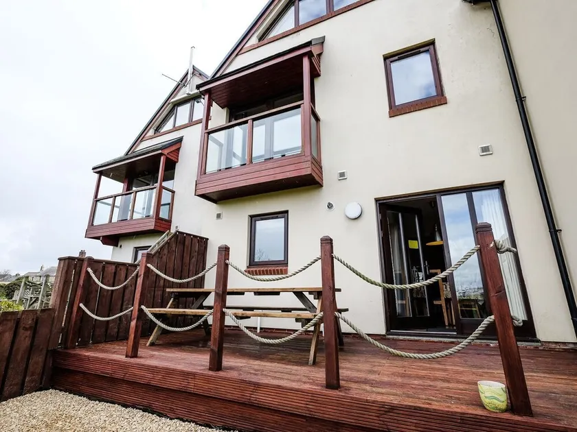 Marina View - Spacious Town House with Views. Pet freindly - Image 1