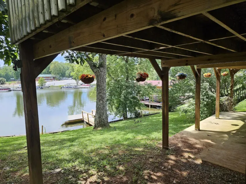 LAKE FRONT home at Lake Chickamauga FAMOUS for LARGEMOUTH BASS FISHING! - Image 1