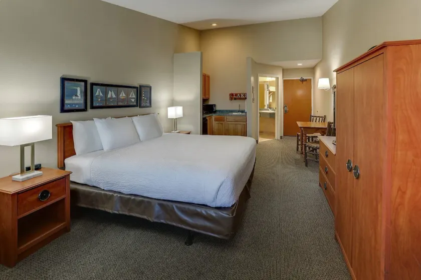Deluxe King with Private Balcony in Peoria! Stoney Creek, Free Breakfast - Image 1