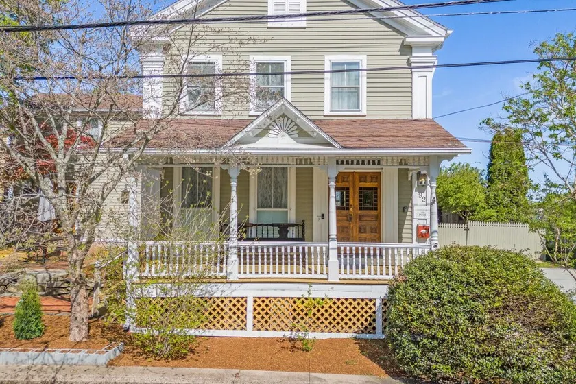 Coastal Victorian Home Walk to Downtown - Image 1