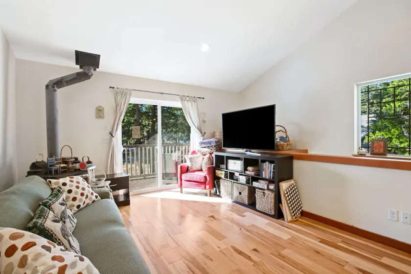 Custom home with balcony, radiant floor heating & washer/dryer - Image 1