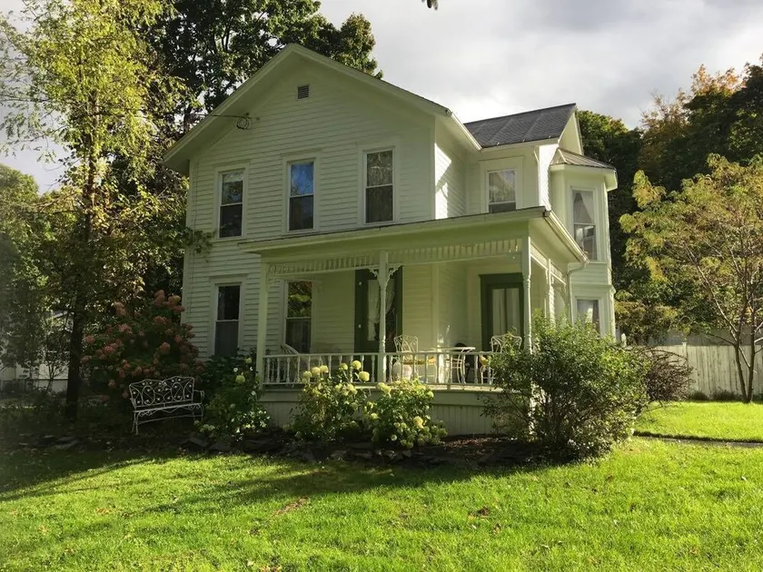 1860 French Country Farmhouse Sleeps 10 - Image 1