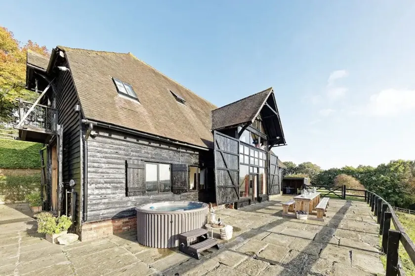 The Canterbury Barn by Bloom Stays - large barn sleeping up to 20. Ideal for hen parties - Image 1
