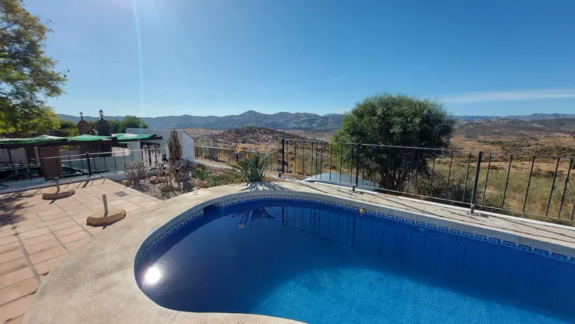 Charming villa with tranquil setting, great views and affordable stay - Image 1