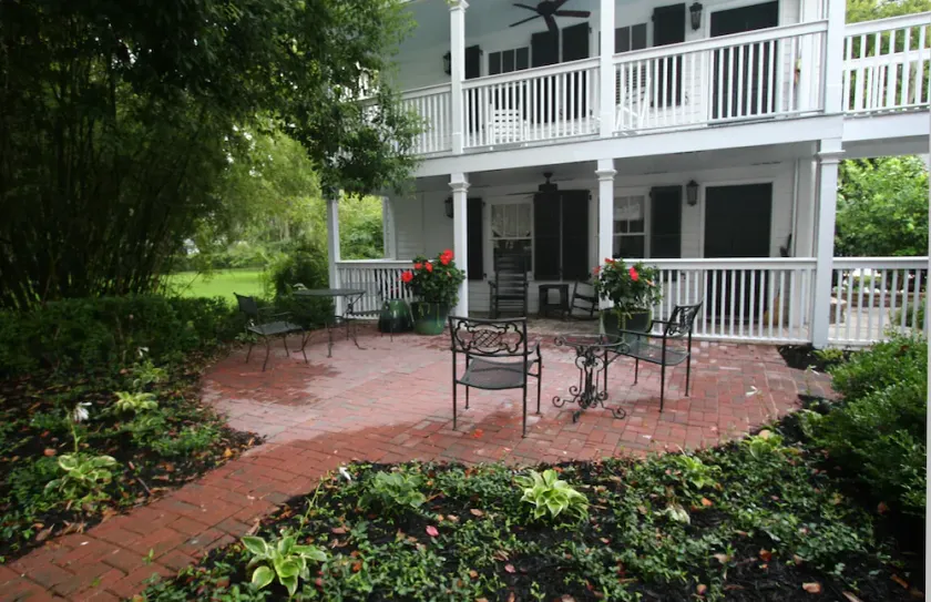 Carriage House under Live Oaks I Historic Downtown Beaufort med Patio Garden - Image 1