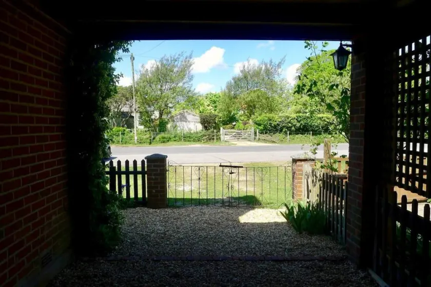 6 Pilley Green cottage - Image 1
