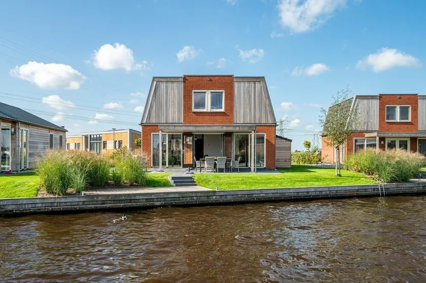 Stay in our spacious Sneekermeer 6 home with private jetty. - Image 1