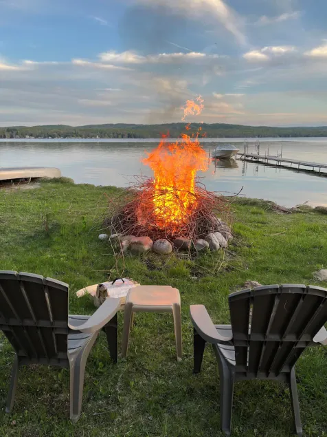 Quaint Lakefront Escape, private shoreline, Dock, Kayaks, Sleeps 6 Near Petoskey - Image 1