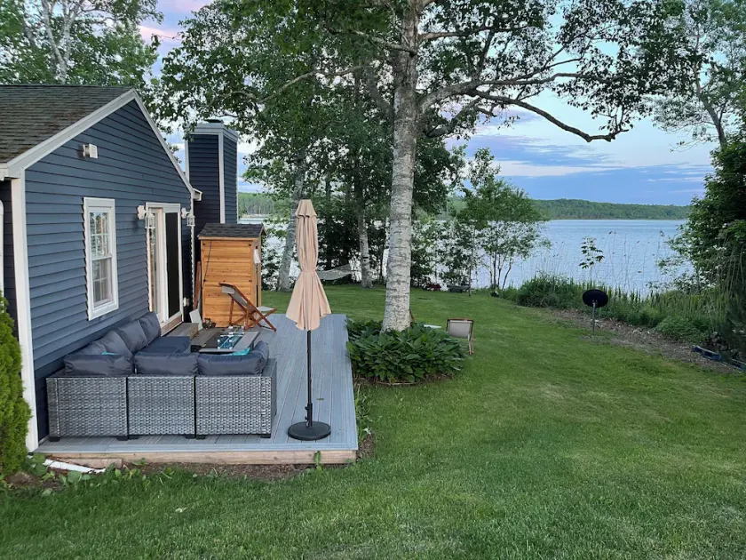 Peaceful waterfront home on quiet cove with outdoor sauna near shops & hiking - Image 1