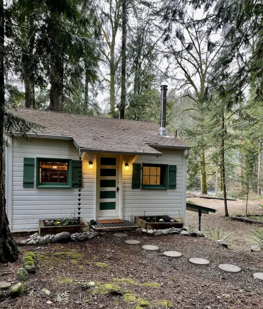Cozy cabin on the Cedar River - Image 1