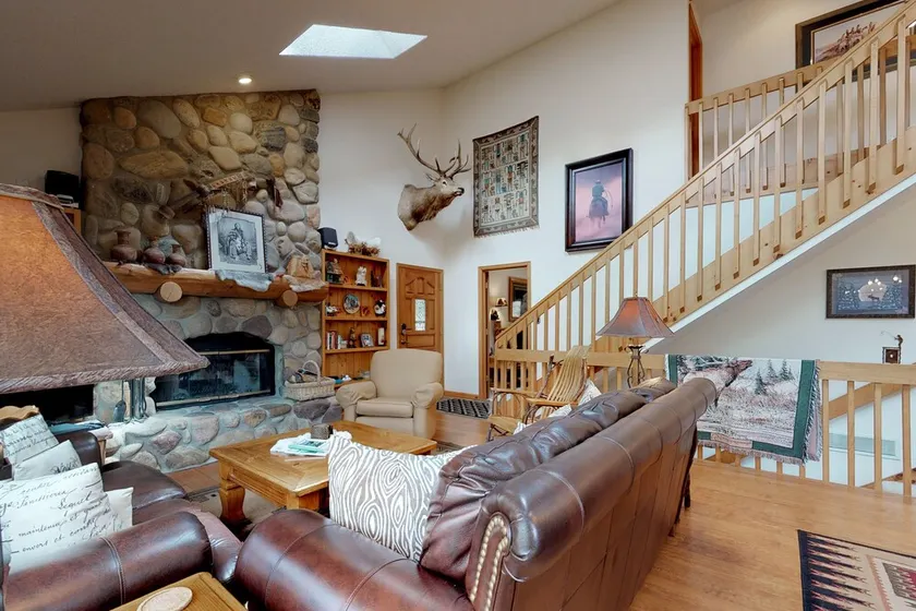 Great location near national park & town with a deck & mountain view - Image 1