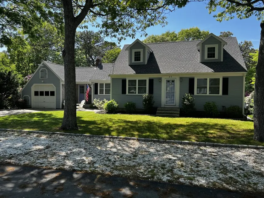 Walk to the beach from the cutest house ever!! - Image 1