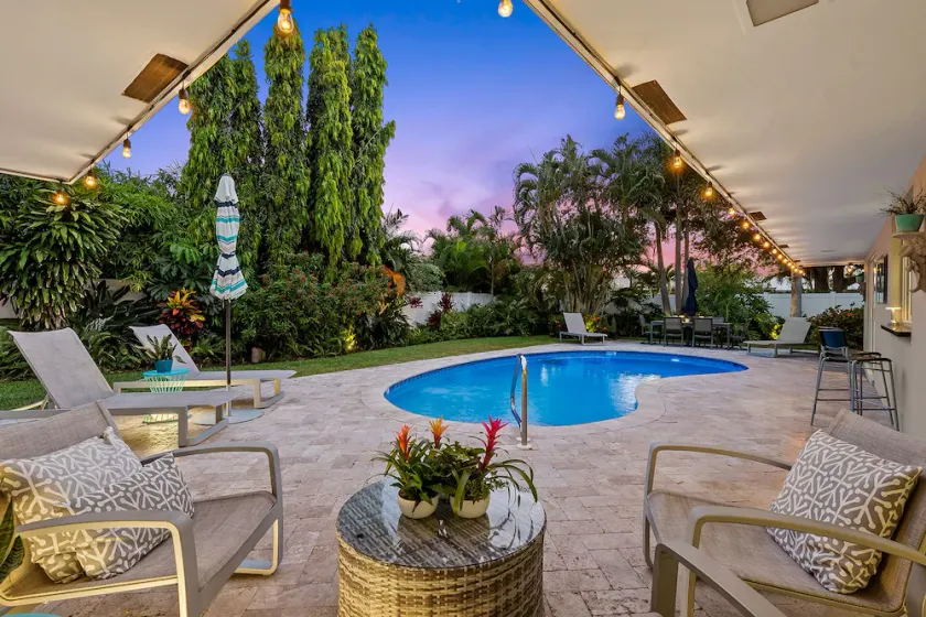 DÉTENDEZ-VOUS À SERENITY PLACE, UNE MAGNIFIQUE MAISON DE PISCINE CHAUFFANTE MODERNE ET CONTEMPORAINE !!! - Image 1