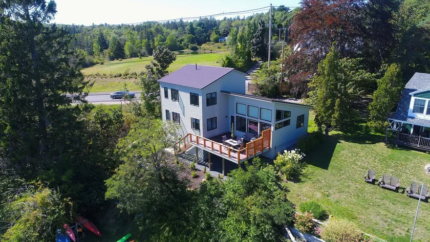 Lovely new waterfront 3 BR, 2 bath w/ beach and kayaks! Friday to Friday rentals - Image 1