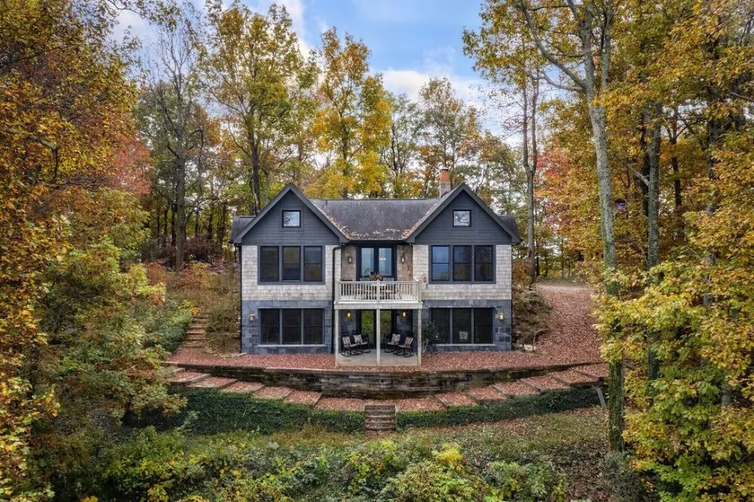 Modern Home with Mountain Views, Hot tub, Pool Table, and Gourmet Kitchen. - Image 1