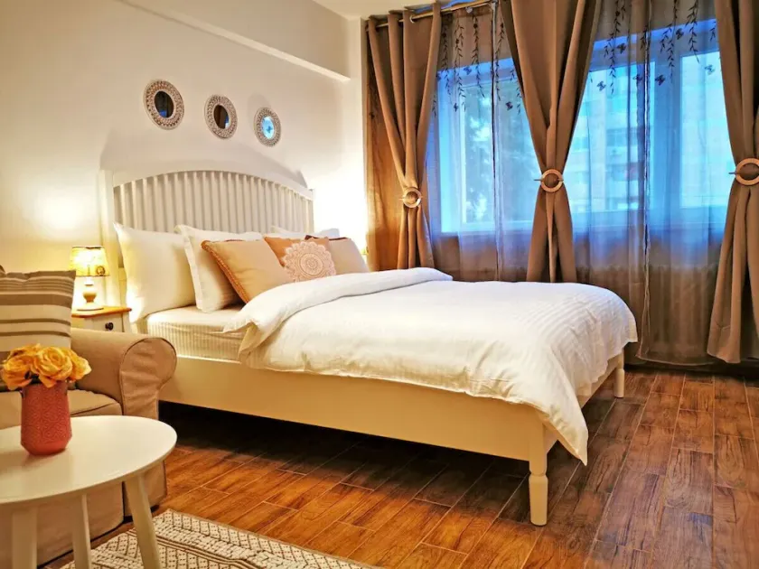 Sector 4 Charming Studio Apartment near Metro & Sun Plaza Mall - Image 1