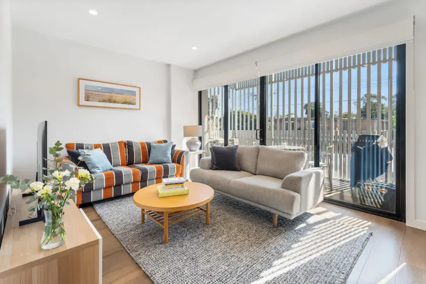 Elegant 2-Bedroom, 2-Bathroom Apartment at Caulfield Park with Balcony & Parking - Image 1