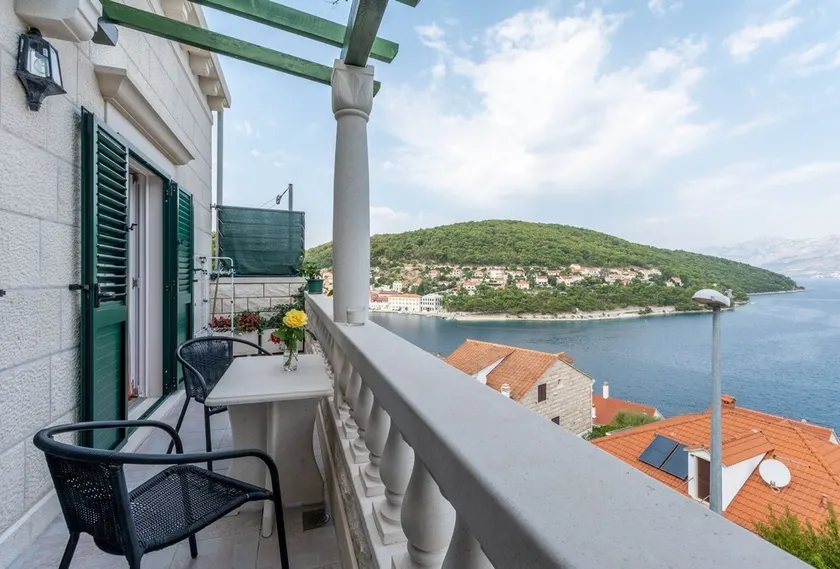 1-Zimmer-Ferienwohnung mit Balkon und Meerblick Pucisca, Brac (A-5625-a) - Image 1