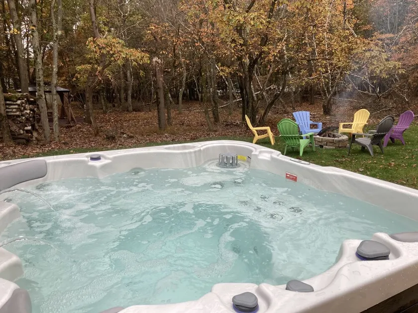 Home w/game room hot tub 65\" TV sauna AC - Image 1