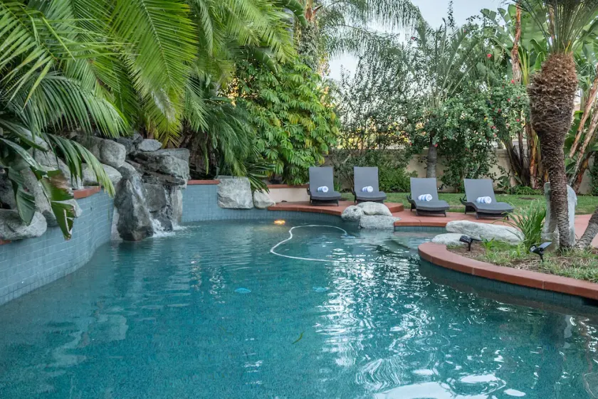 Luxury Retreat-Pool/HotTub/Game Room/Putting Green - Image 1