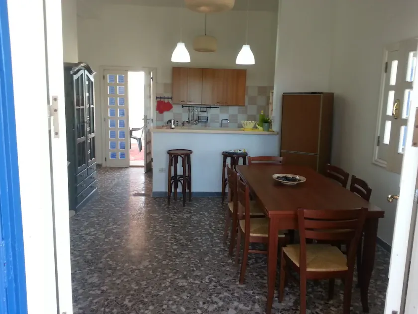 Uafhængig villa med to store verandaer, 8 + 1 senge, 300 m fra havet. - Image 1