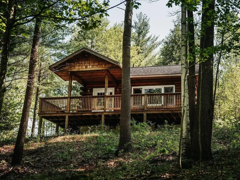 Honeymoon Cabin with Jacuzzi Tub - Image 1