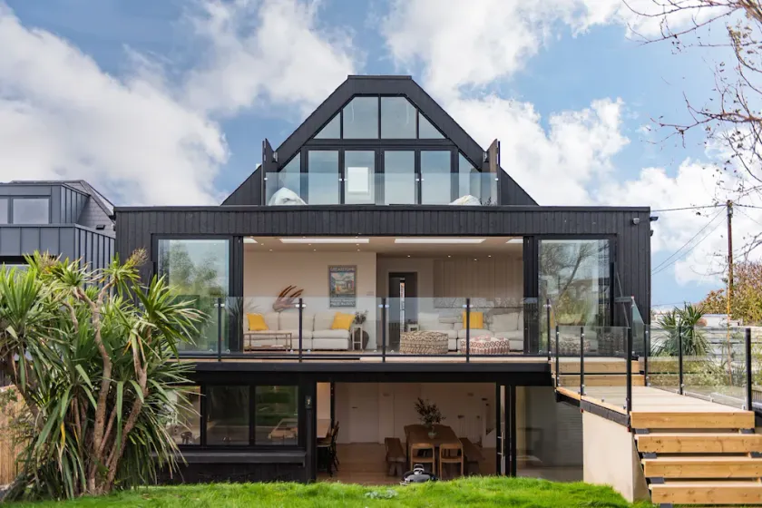 Waters Edge -  a holiday let by Bloom Stays that sleeps 15 guests  in 6 bedrooms - Image 1