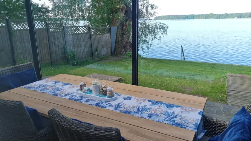 Bungalow by the lake - Image 1