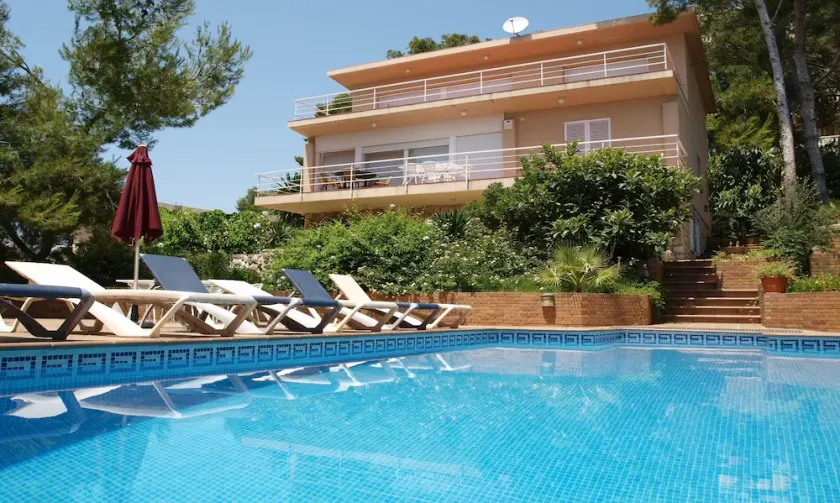 Villa Regine. Salou. 100 beach, private pool, air conditioning ,wifi free, BBQ - Image 1