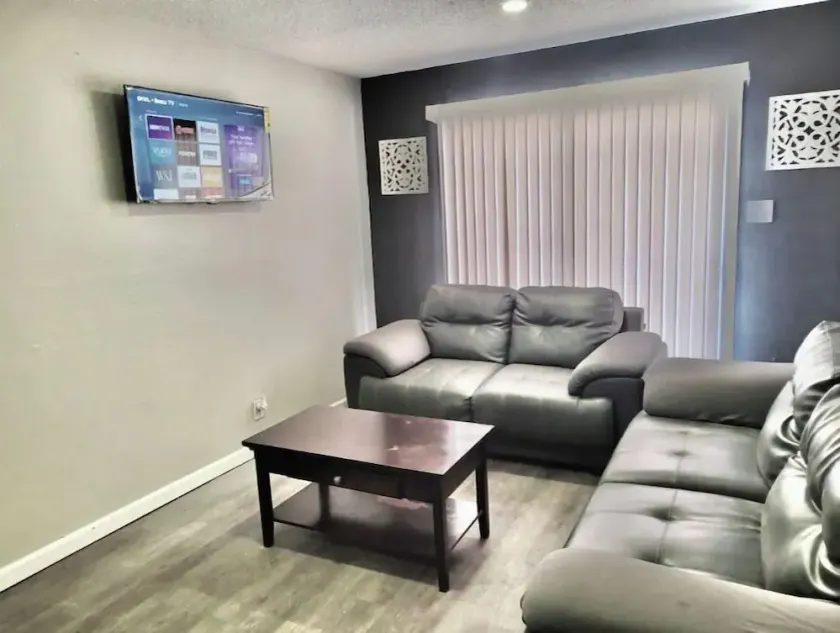 Luxury Apartment Suite 5 - Image 1