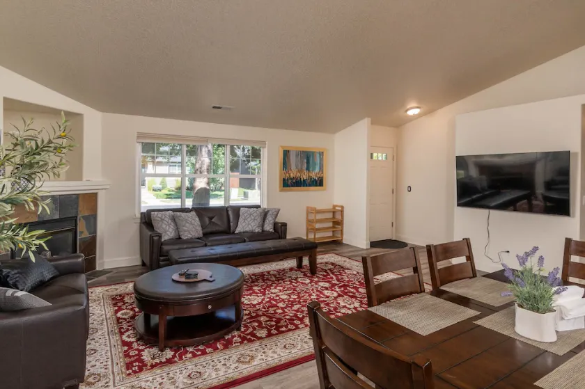 Centrally Located OneLevel Pet ok Home w/Fireplace - Image 1