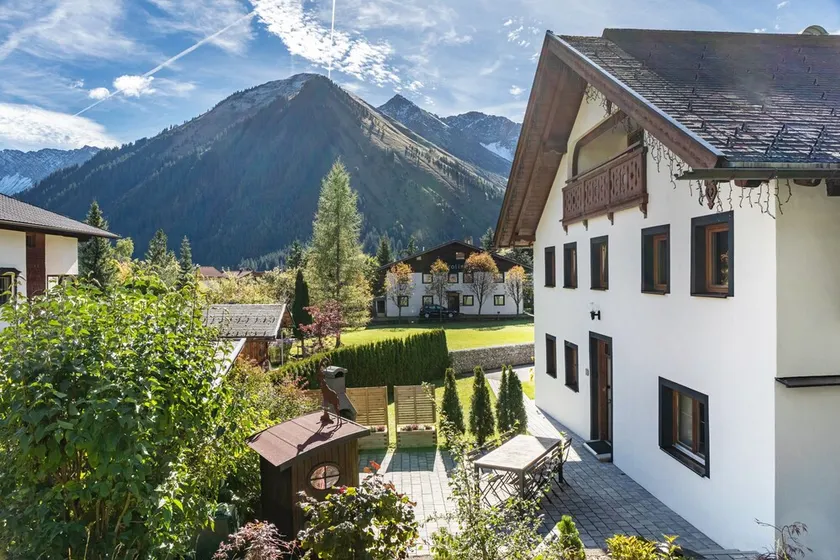 Apartment 'Haus Berwang Bauernhaus' with Mountain View, Private Terrace and Wi-Fi - Image 1