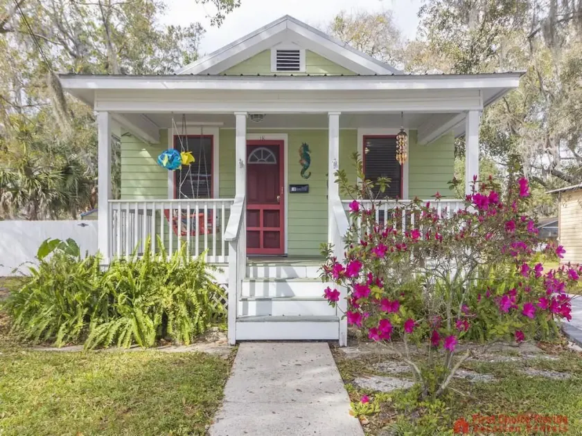 Quaint Downtown Cottage ~ Free Private Parking! - Image 1