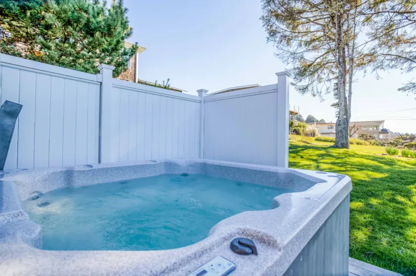 Modernes Haus mit Meerblick und Whirlpool 1 Block vom Strand in Roads End entfernt - Image 1