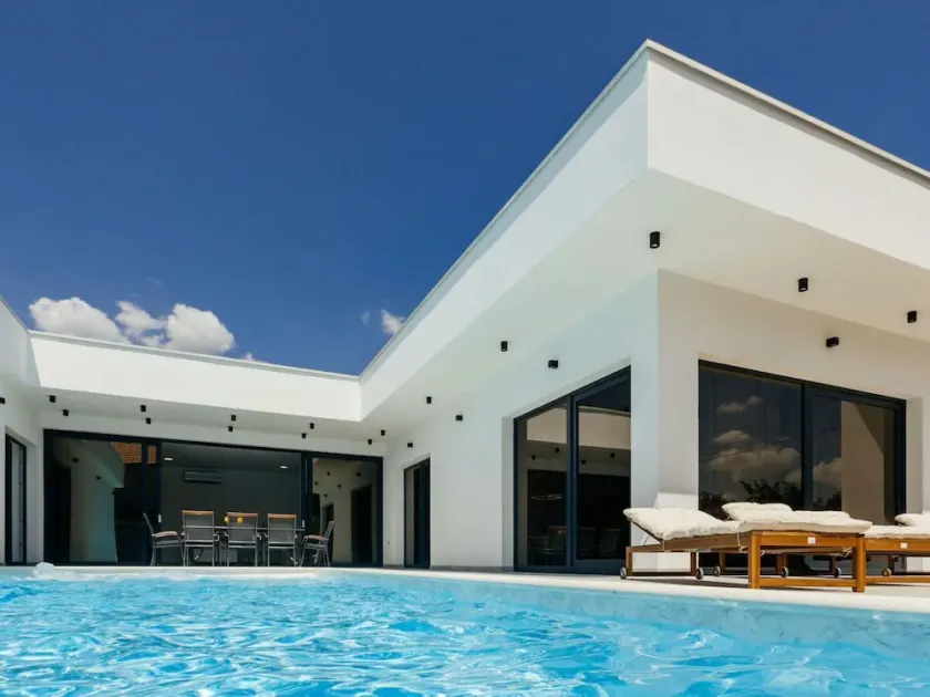 Villa Aura With Heated Pool - Image 1