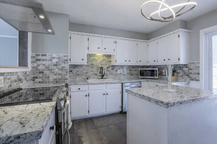 Charming Newly Renovated 3 bedroom Home-  close to Major Kansas City attractions - Image 1