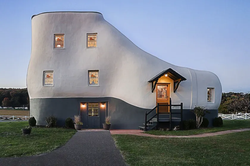 Iconic Haines Shoe House - Hot Tub, Firepit, Foosball & 300 Game Arcade Machine! - Image 1